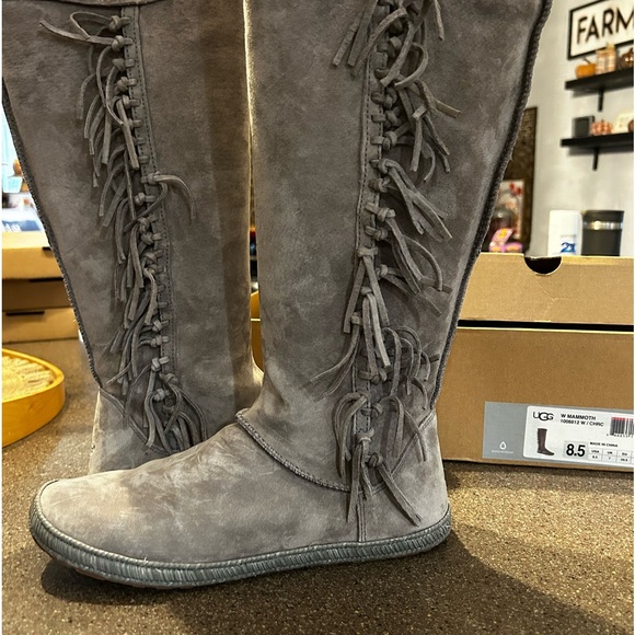 Ugg mammoth gray fringed boots size 8.5 - Picture 1 of 6